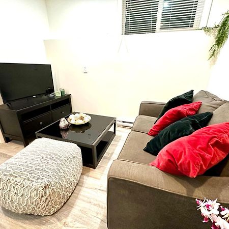 Cozy & Bright Home With Parking Вікторія Екстер'єр фото