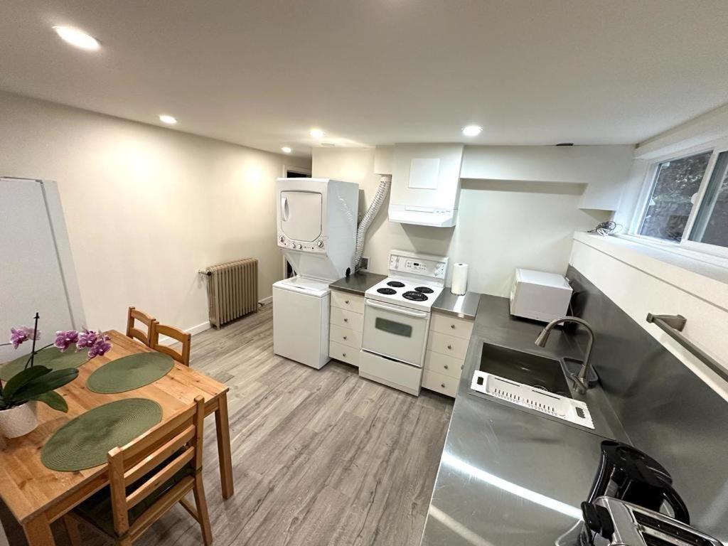 Cozy & Bright Home With Parking Вікторія Екстер'єр фото