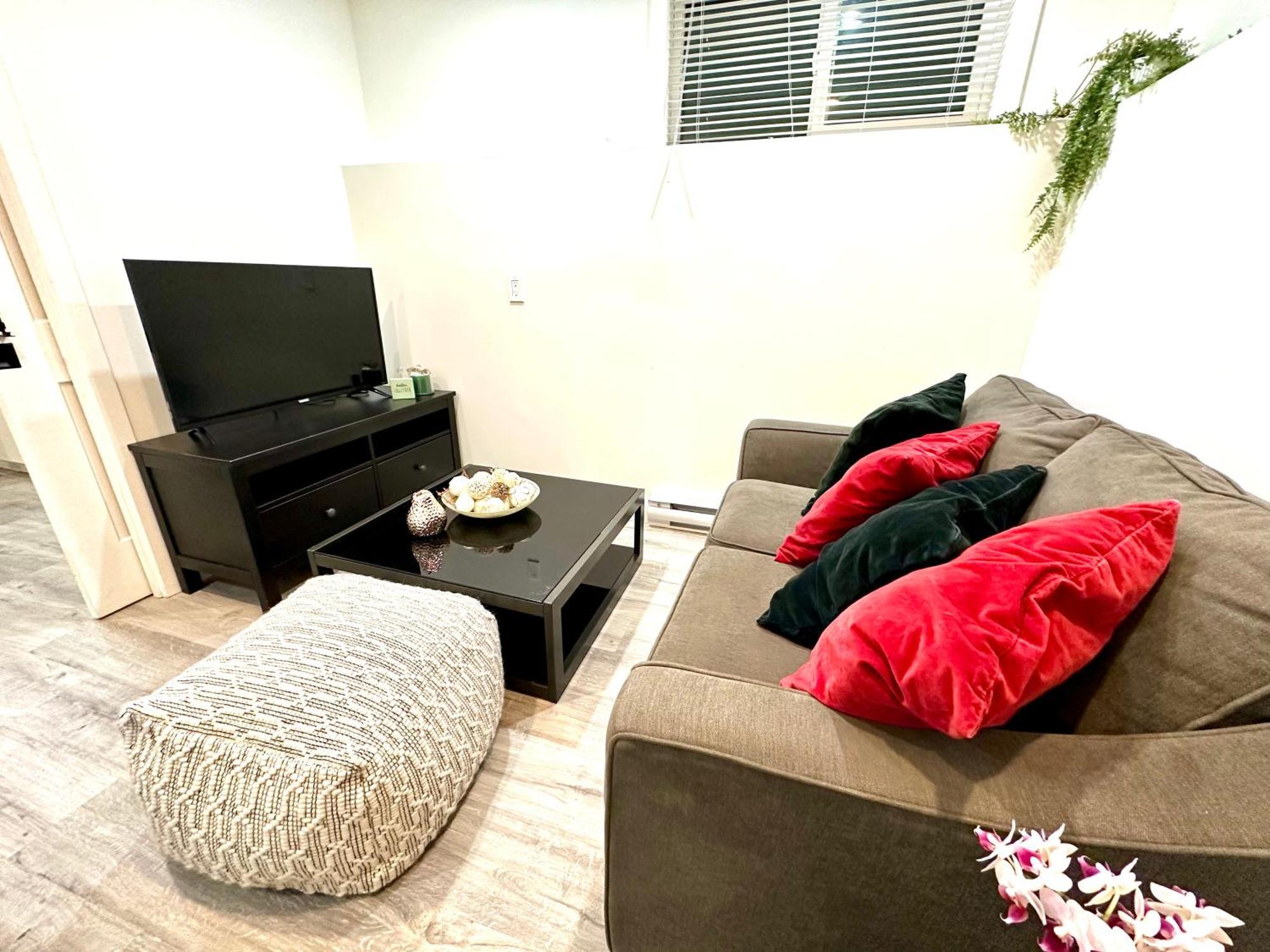 Cozy & Bright Home With Parking Вікторія Екстер'єр фото