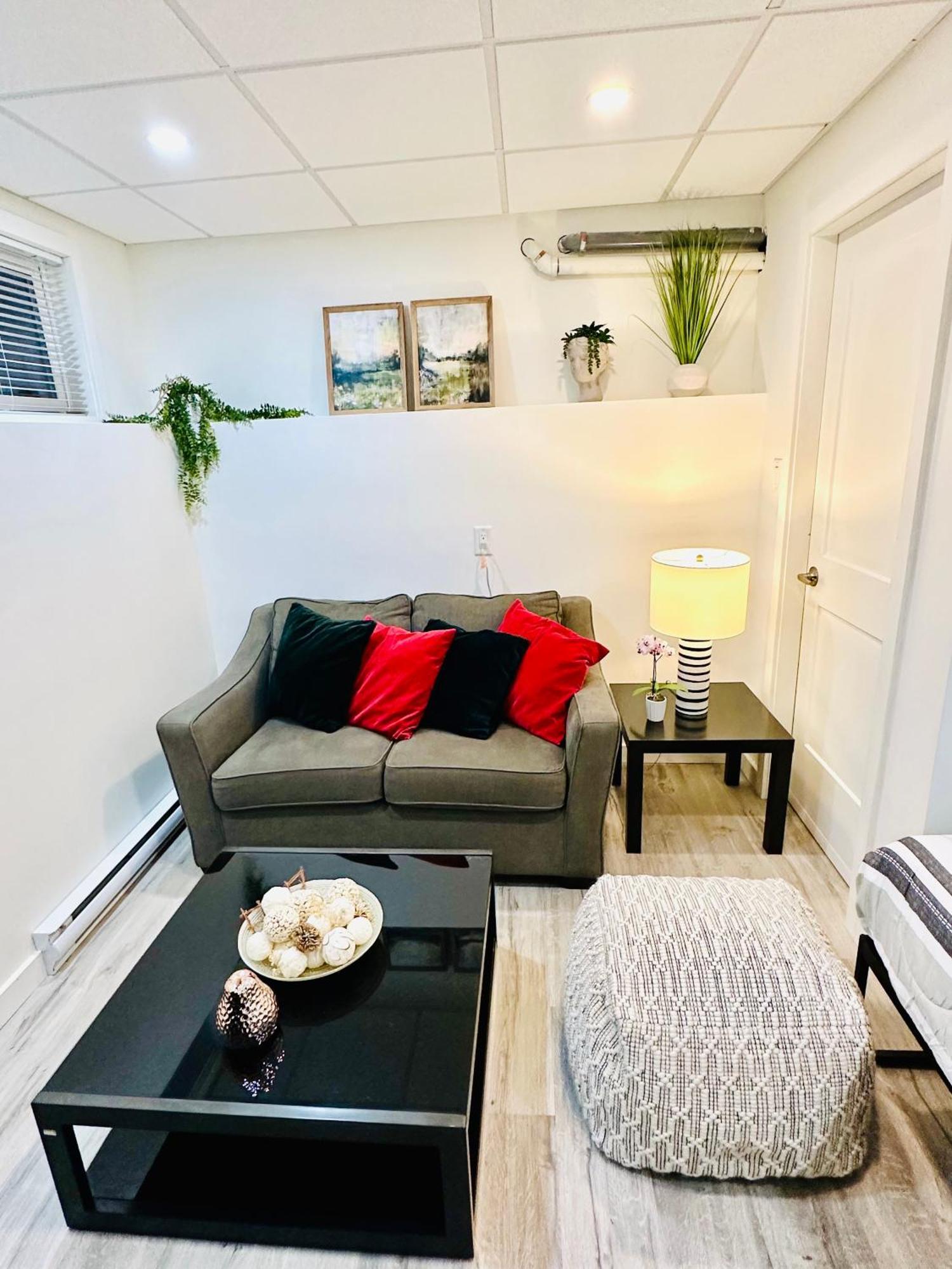 Cozy & Bright Home With Parking Вікторія Екстер'єр фото